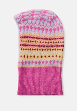 Pestrý pletený klobúk s ribovaným ružovým základom. Obsahuje vzory v ružovej, žltej a levanduľovej farbe s geometrickými dizajnmi po celom povrchu.