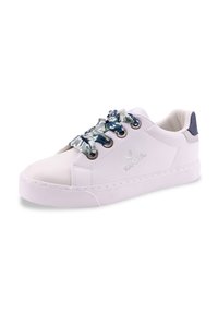 Basket blanche avec une tige en cuir lisse, des lacets en bleu et vert à motifs, et une semelle en caoutchouc blanc texturé. Présente un logo sur le côté.