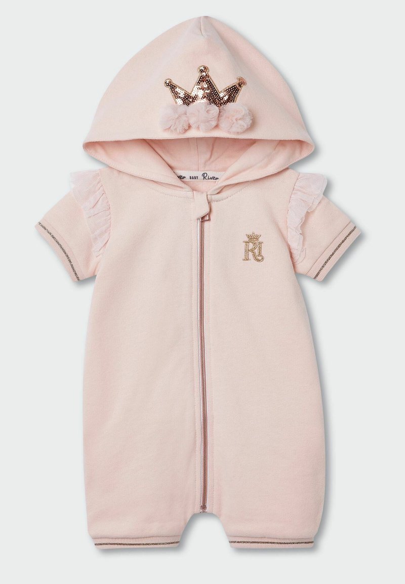 Combinaison bébé rose avec manches courtes à volants, capuche ornée d'une couronne en sequins et de pompons, fermeture éclair à l'avant, et logo "RJ" brodé en or sur la poitrine.