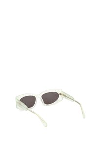 Ochelari de soare cu formă de pisică, de culoare verde deschis semitransparentă, cu lentile închise la culoare și brațe de culoare crem. Caracterizează un design de cadru subțire și elegant.