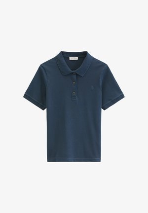 Polo bleu marine à manches courtes avec trois boutons, col et logo brodé subtil sur la poitrine gauche.
