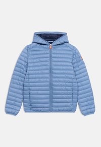 Ανοιχτό μπλε καπιτονέ μπουφάν με κουκούλα, εμπρός φερμουάρ και ελαστικά μανίκια, απλωμένο επίπεδα σε λευκό φόντο.