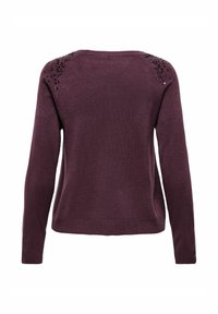 Pull violet à manches longues, avec un col rond et des épaules ornées de perles décoratives. Tissu doux avec une texture lisse.