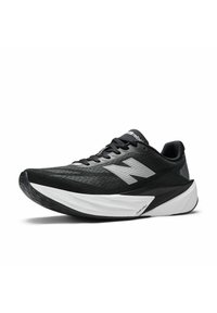 Chaussure de sport noire avec une tige en mesh respirant, arborant un logo argenté, une semelle intermédiaire blanche et une semelle extérieure en caoutchouc texturé pour une meilleure adhérence.