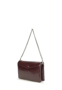 Bolso de piel burdeos con cierre de solapa, correa de cadena plateada y detalles con tachuelas a lo largo de las costuras. Textura suave y forma estructurada.