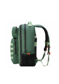 Mochila verde y negra con correas acolchadas, múltiples compartimentos con cremallera, detalles de malla y bolsillos laterales ajustables con tiradores naranjas.
