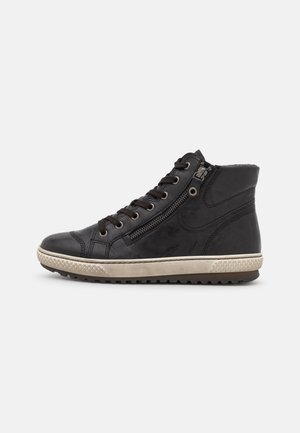 Czarny wysoki sneaker z bocznym zamkiem błyskawicznym, sznurowaniem z przodu i białą teksturowaną gumową podeszwą na białym tle.