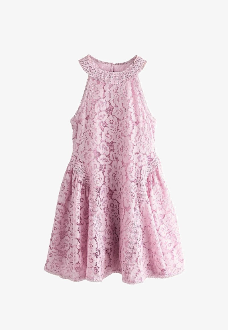 Vestido rosa sin mangas de encaje con patrón floral, cuello alto, cuerpo ajustado y falda acampanada.