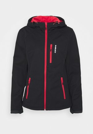 Sort softshell-jakke med røde lynlås, justerbar hætte og bryst- og sidelommer med kontrastfuldt rødt inderfor.