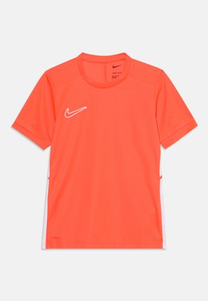 T-shirt de sport Nike Dri-FIT à manches courtes orange vif avec des panneaux latéraux blancs et un logo Nike swoosh blanc sur la poitrine.