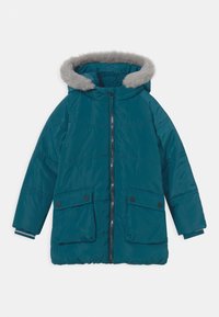 Tarnfarbene gepolsterte Winterjacke mit Vorderreißverschluss, zwei Druckknopfklappen-taschen und einer Kapuze mit hellem grauem Kunstfellbesatz.