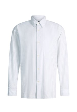 Langärmeliges weißes Hemd mit dünnen hellblauen vertikalen Streifen, durchgängiger Knopfleiste, spitzem Kragen und Brusttasche auf der rechten Seite.