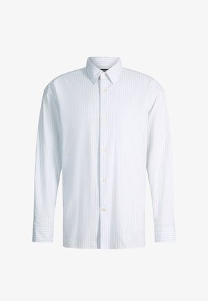 Langärmeliges weißes Hemd mit dünnen hellblauen vertikalen Streifen, durchgängiger Knopfleiste, spitzem Kragen und Brusttasche auf der rechten Seite.