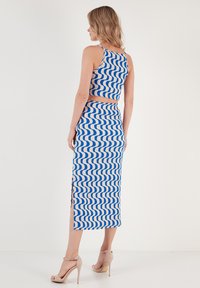 LELA SLIM FIT SET - Kynähame - royal blue white
