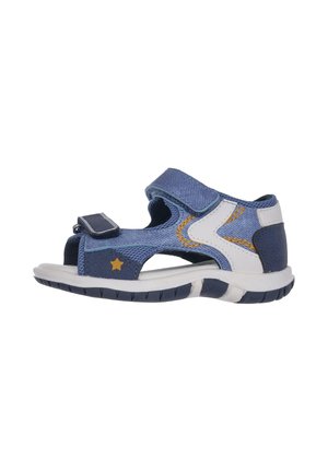 Sandalia azul y marino con parte superior de malla y correa de velcro. Cuenta con suela de goma y un pequeño detalle de estrella amarilla en el lateral.