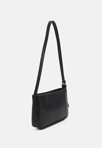 Borsa nera con una finitura in ecopelle testurizzata, tracolla lunga e forma rettangolare semplice. Presenta un accento dorato sulla tracolla.