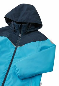 Giacca impermeabile blu e navy con cappuccio, caratterizzata da una chiusura con zip, design a contrasto e dettagli riflettenti sul petto.