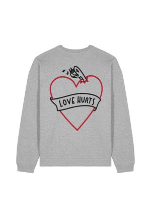 Sweatshirt grigio con un grafico di un cuore rosso con contorno nero e il testo "LOVE HURTS" su un banner sopra il cuore. Vestibilità regolare.