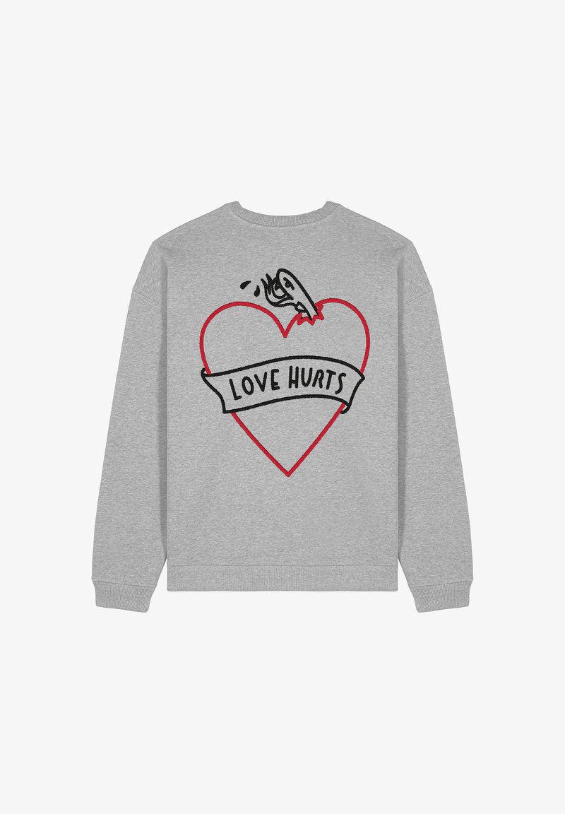 Sweatshirt grigio con un grafico di un cuore rosso con contorno nero e il testo "LOVE HURTS" su un banner sopra il cuore. Vestibilità regolare.