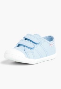Scarpe in tela azzurro chiaro con due cinturini in velcro, punta e suola in gomma bianca a contrasto, tessuto testurizzato e dettagli accentuati sui lati.