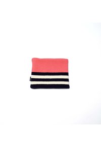 Bustina lavorata a maglia nei colori corallo, navy e bianco a strisce. Presenta una texture morbida con forma rettangolare e un'etichetta sul lato.