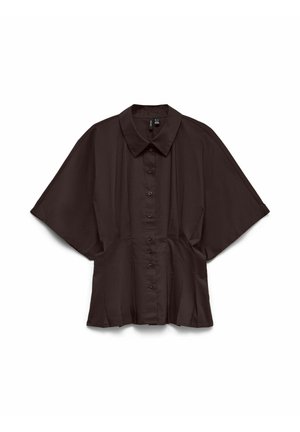 Ciemnobrązowa, krótka koszula na guziki z szerokimi rękawami i ostrym kołnierzem, rozłożona płasko na białym tle.