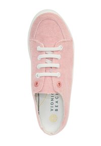 Lichtroze canvas sneaker met een gestructureerde oppervlakte, witte veters en roze oogjes. Voorzien van een gevoerde binnenzool en een witte rubberen zool.