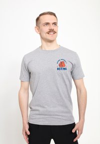 Grå kortærmet t-shirt med rund hals; prydet med et trykt boksediagram i orange og blå; lavet af blødt stof, unisex pasform.