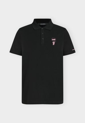 Černé polo triko s krátkými rukávy a třemi knoflíky, malá růžová kreslená postavička s brýlemi na hrudi a růžové logo na levém rukávu.