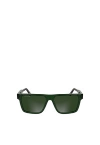 Ochelari de soare dreptunghiulari verzi, cu lentile întunecate, un cadru transparent din plastic gri și un logo Lacoste pe lentila din stânga.