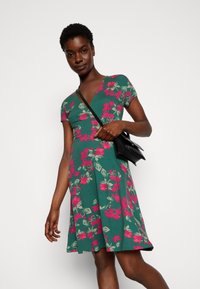 Anna Field Vestido de malha - dark green/pink