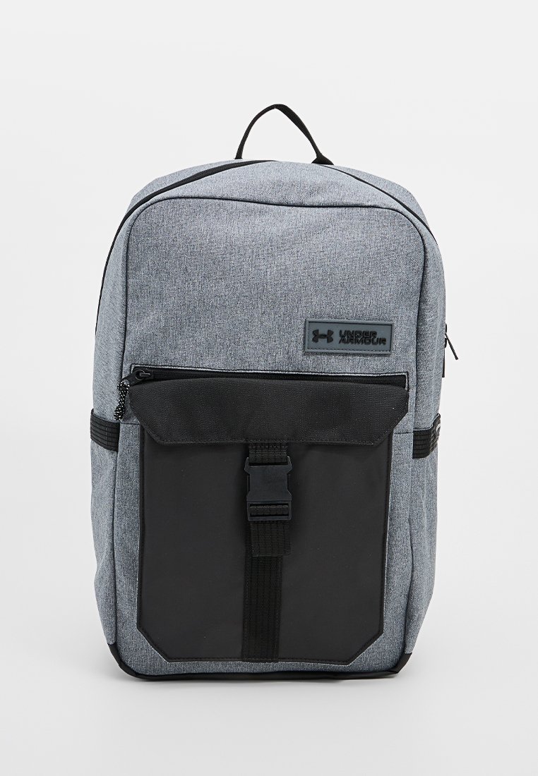 Grau gefärbter Stoffrucksack mit einer schwarzen Fronttasche, glatter Textur, rechteckiger Form und einem oberen Tragegriff für einfachen Transport.