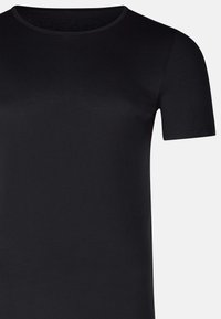 Czarny t-shirt z krótkim rękawem i okrągłym dekoltem, wykonany z gładkiego materiału, o prostym wzornictwie, bez widocznych wzorów lub akcentów.