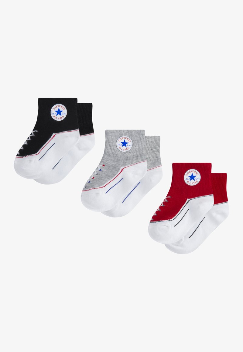 Tres pares de calcetines tobilleros en negro, gris y rojo, con una base blanca, costuras en contraste y un parche con el logo que asemeja a las zapatillas Converse.