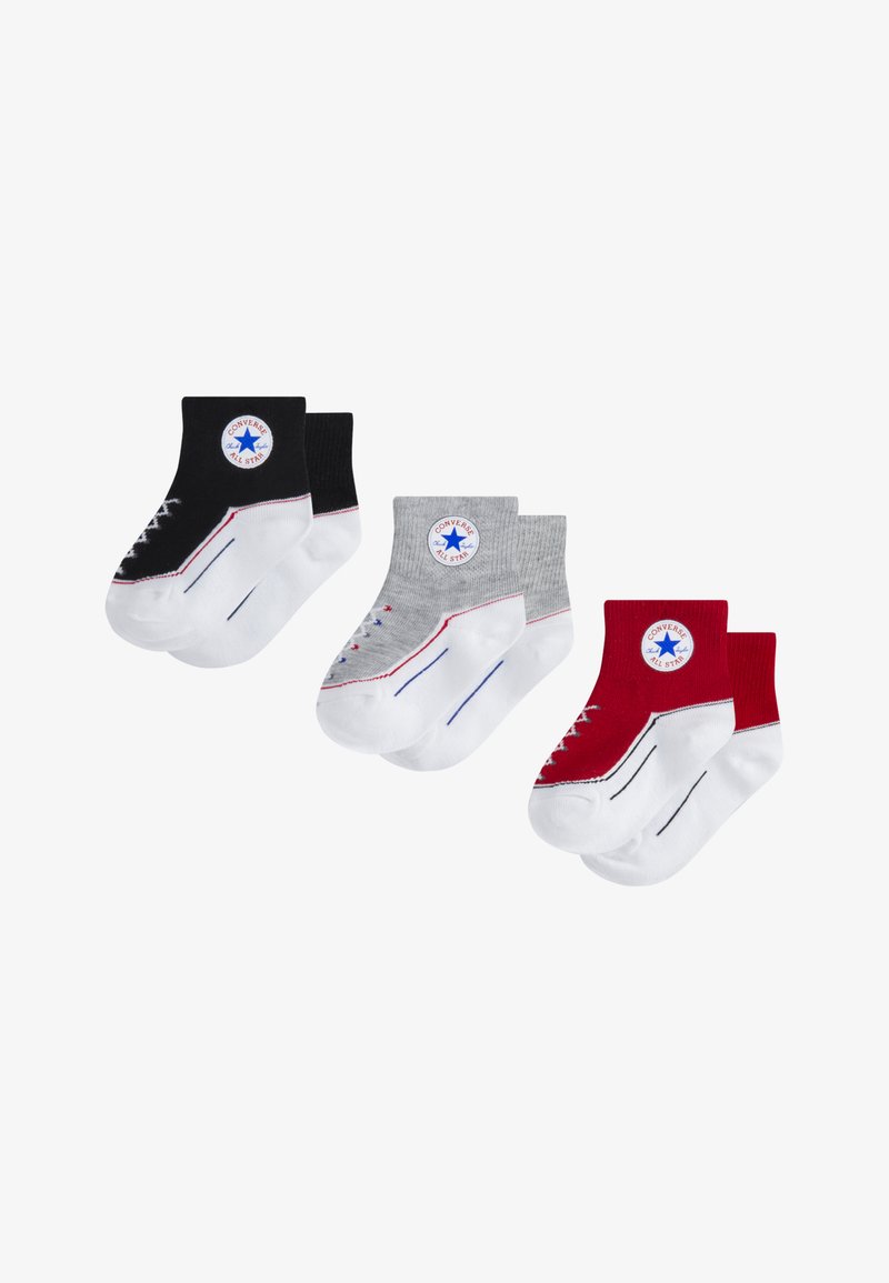 Tre par ankelsokker i svart, grått og rødt, med en hvit basis, kontrastsøm og en logo-patch som ligner på Converse-sko.