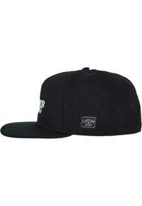 Fekete snapback sapka pamutból, lapos karimával, elöl fehér hímzéssel és oldalán egy téglalap alakú logódísszel.