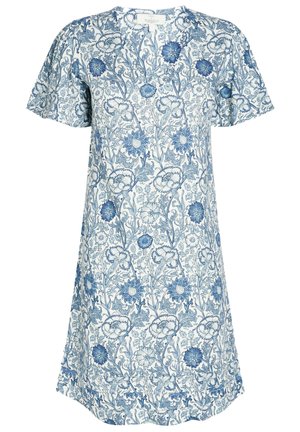 Hvid kjole med korte ærmer med et indviklet blåt blomster- og bladmotiv over hele stoffet.