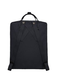 Zaino in tessuto nero con spallacci regolabili, manico superiore e dettagli metallici. Forma rettangolare con una texture liscia.