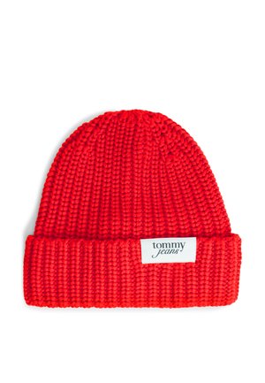 Jasnoczerwona dziergana czapka z podwiniętym rondem i małą białą metką z napisem "tommy jeans" na przodzie.