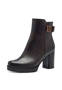 Botte de cheville en cuir brun foncé avec un haut talon block, embout rond, léger éclat et un accent métallique décoratif sur le côté.