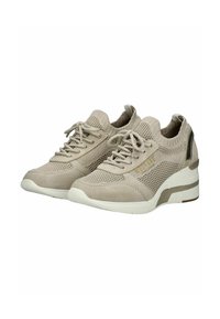 Scarpe da ginnastica beige con tomaia in maglia testurizzata, design con lacci e un leggero tacco a cuneo. Presentano un accento dorato e una collarino imbottito.