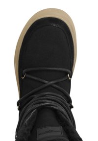 Czarne zamszowe buty typu high-top z beżową gumową podeszwą, z czarnymi sznurówkami, metalowymi oczkami i miękką, teksturowaną podszewką.