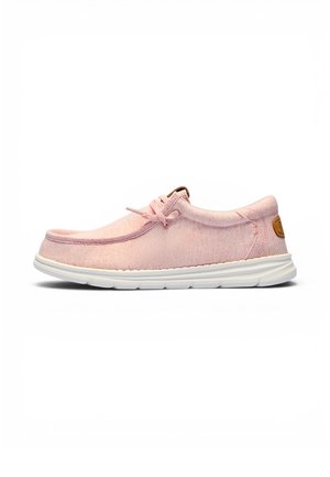 Zapato casual rosa claro con cordones delanteros, cuello acolchado, suela blanca y parche marrón con logo en el talón, mostrado en perfil lateral.