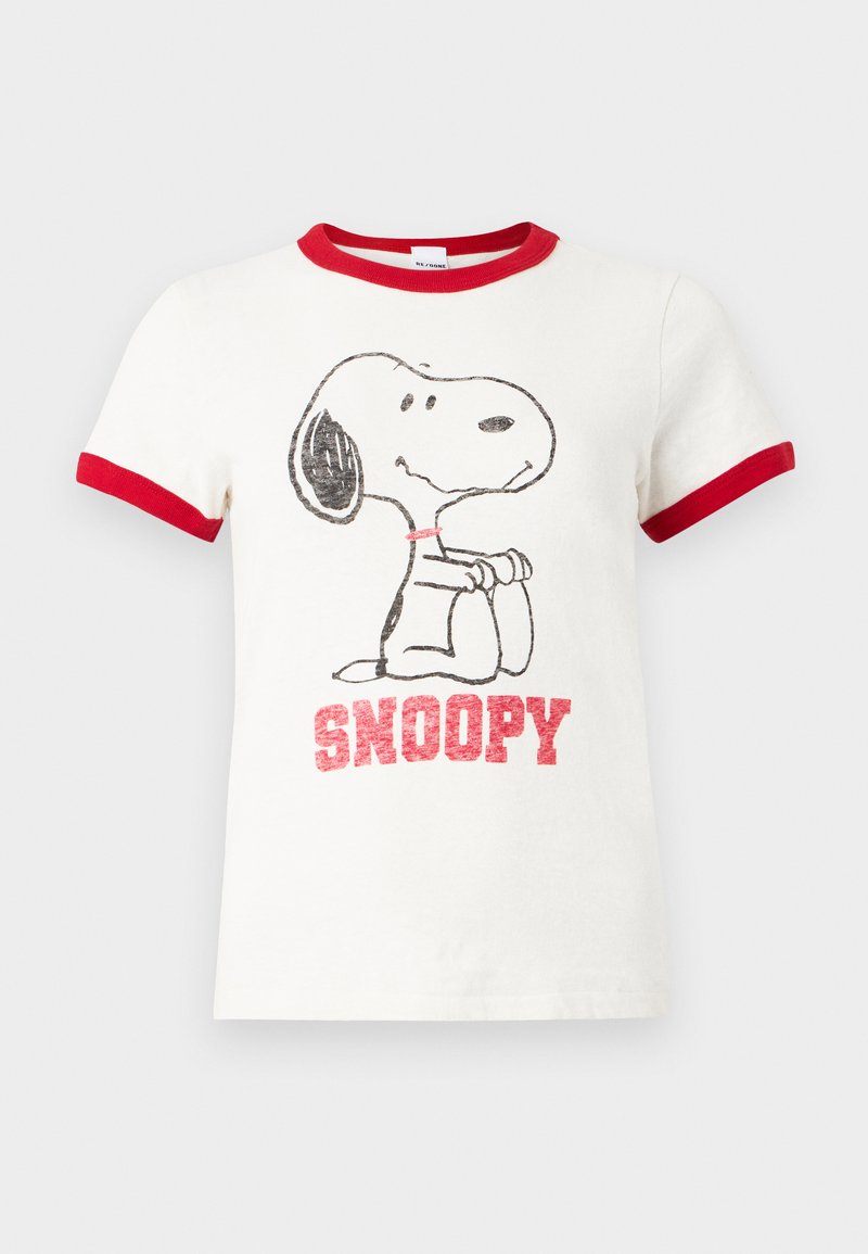 T-shirt en coton blanc avec un col et des manches à bord rouge. Il présente un graphisme de Snoopy et le texte "SNOOPY" en lettres rouges en gras.