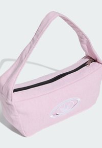 Sac en toile rose clair de forme courbe, doté d'une fermeture éclair noire et d'un logo brodé blanc sur le devant. Comprend une bandoulière en tissu.