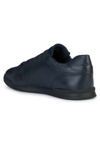 Zapatillas de cuero navy con textura suave, diseño de perfil bajo y suela de goma negra. Presenta costuras minimalistas y cierre con cordones.