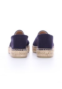 Espadrillas in tela di cotone blu navy con suola in giuta, caratterizzate da una punta rotonda e pannelli elastici laterali per una facile calzata. Interno foderato in tessuto leggero.
