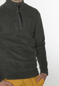 Ciemnoszary polarowy pulower z zamkiem błyskawicznym do połowy, z teksturowanym czarnym zamkiem i małą aplikacją logo na piersi.