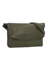 Borsa a tracolla in pelle verde oliva con chiusura a pattina, tracolla regolabile e texture liscia, caratterizzata da leggere pieghe e dettagli di cucitura.