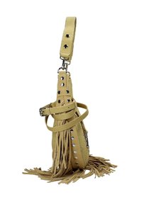 Borsa a tracolla frangi in finta pelle gialla chiara; presenta borchie argentate, più cinghie, una forma arrotondata e dettagli a frange nella parte inferiore.